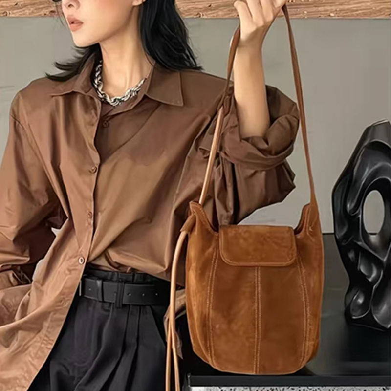 Interior Design High End - Borsa a secchiello in pelle scamosciata